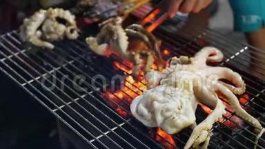 晚上在户外街头亚洲市场用烤章鱼做饭。 烧<strong>烤海鲜</strong>.. 4k